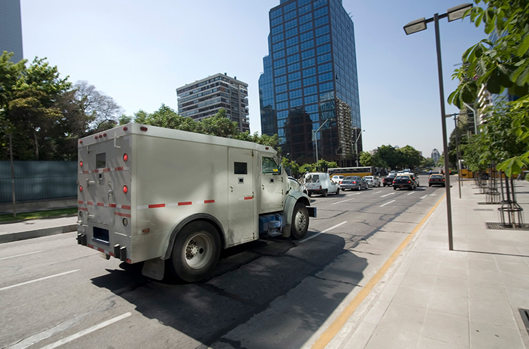  Tecnologia de ponta para proteger valores: os recursos de segurança de um carro-forte