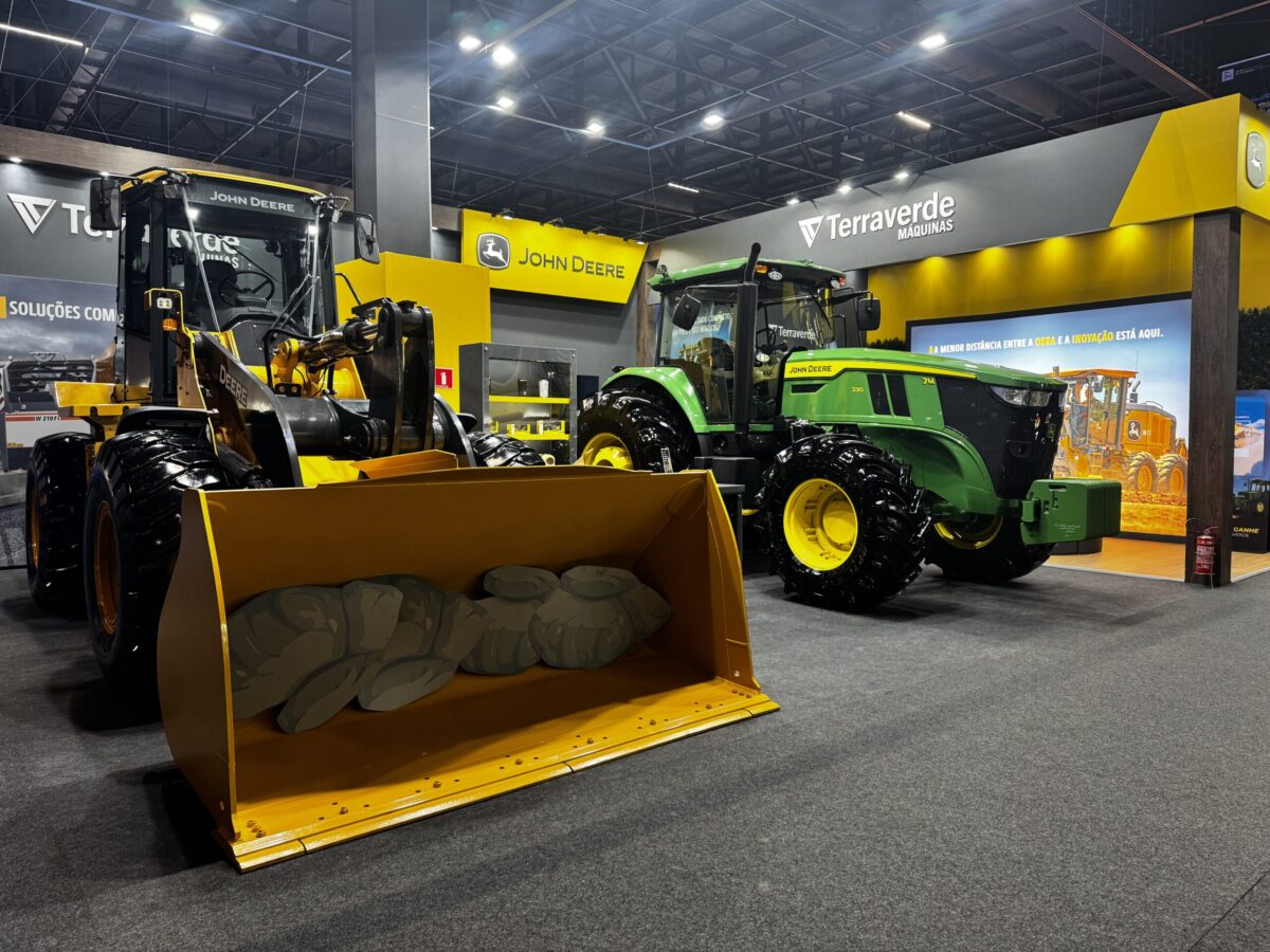 pá-carregadeira 624 P e o trator 7M mostram como conectividade, telemetria e recursos avançados ajudam a aumentar a produtividade e reduzir custos no dia a dia das operações.
Equipamentos preparados para biocombustíveis reforçam o compromisso com eficiência e sustentabilidade. 
Para frotistas, isso significa máquinas mais inteligentes, confiáveis e prontas para enfrentar qualquer desafio no campo ou na construção.
